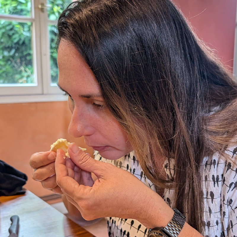 une personne identifiants les arômes d'un fromage